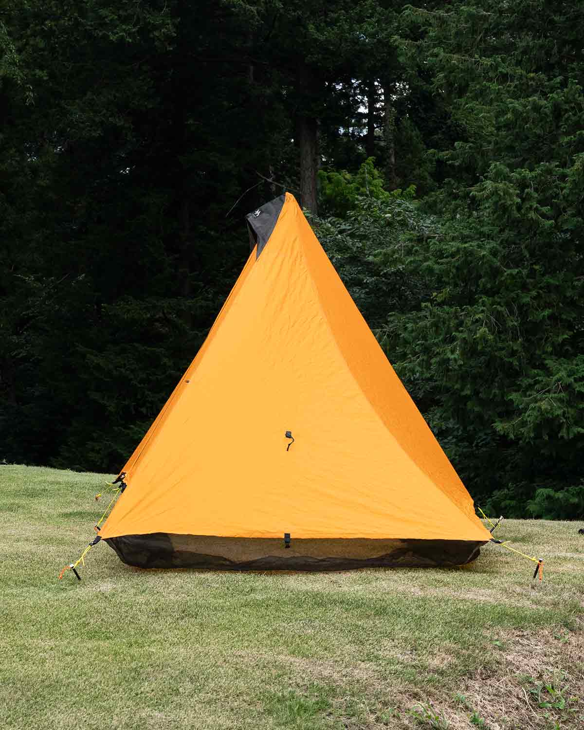 Mountain Laurel Designs SoloMid XL Orange｜バグネットスカート付きの横からの設営イメージ