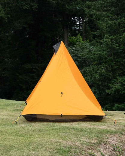Mountain Laurel Designs SoloMid XL Orange｜バグネットスカート付きの横からの設営イメージ