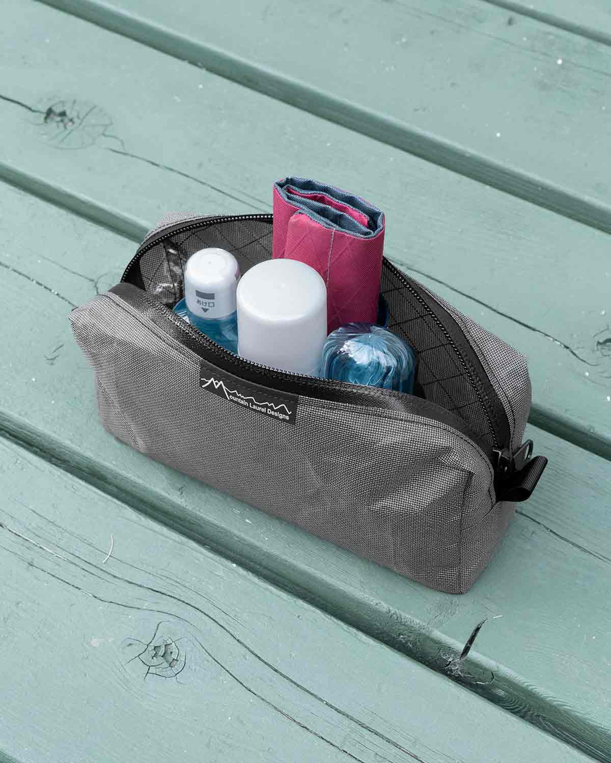 Mountain Laurel Designs Ultra X 100 Packing Cubes｜Mediumをトイレタリーポーチとして使用したイメージ