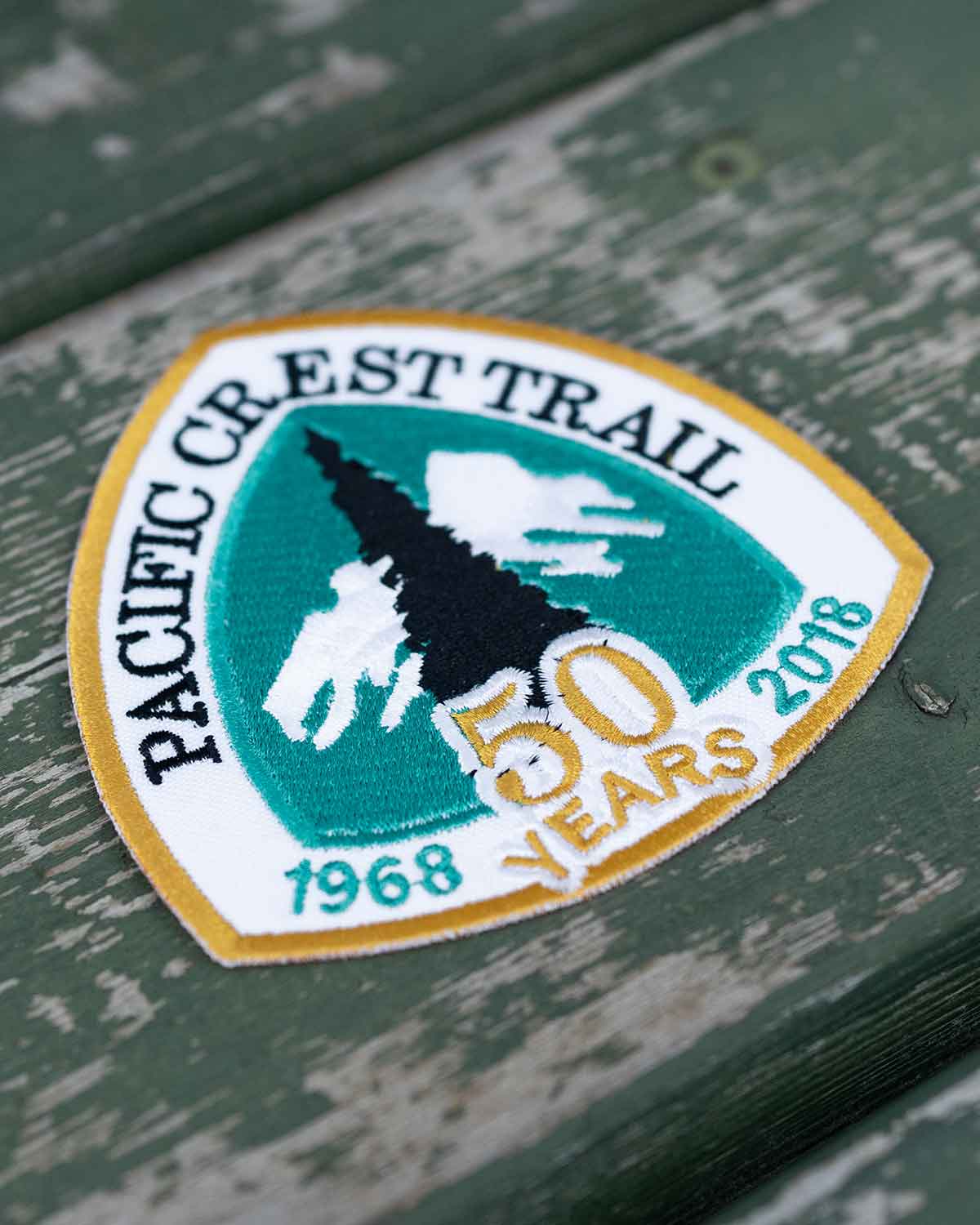 製品画像｜Pacific Crest Trail 50周年記念 PCT Patch を斜めから見た刺繍ディテール