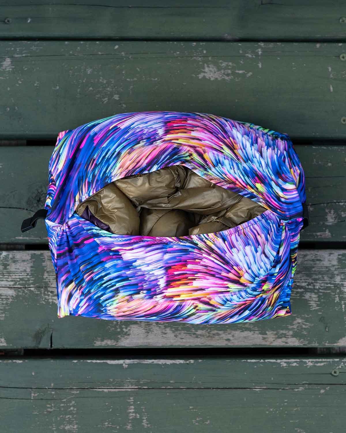 Pillow Strap Chroma Currents 製品画像｜Mediumサイズにダウンを入れた状態のディティール
