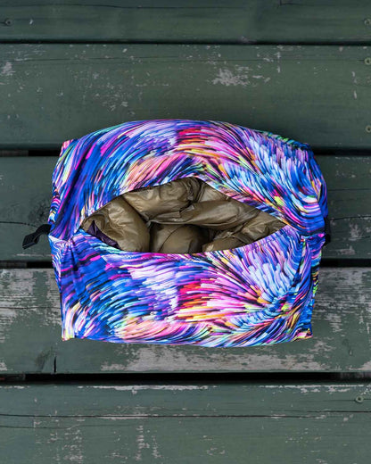 Pillow Strap Chroma Currents 製品画像｜Mediumサイズにダウンを入れた状態のディティール