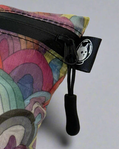 Space Bear Bags Dyneema Pride Pouch｜ジッパーとロゴ部分 ディテール画像
