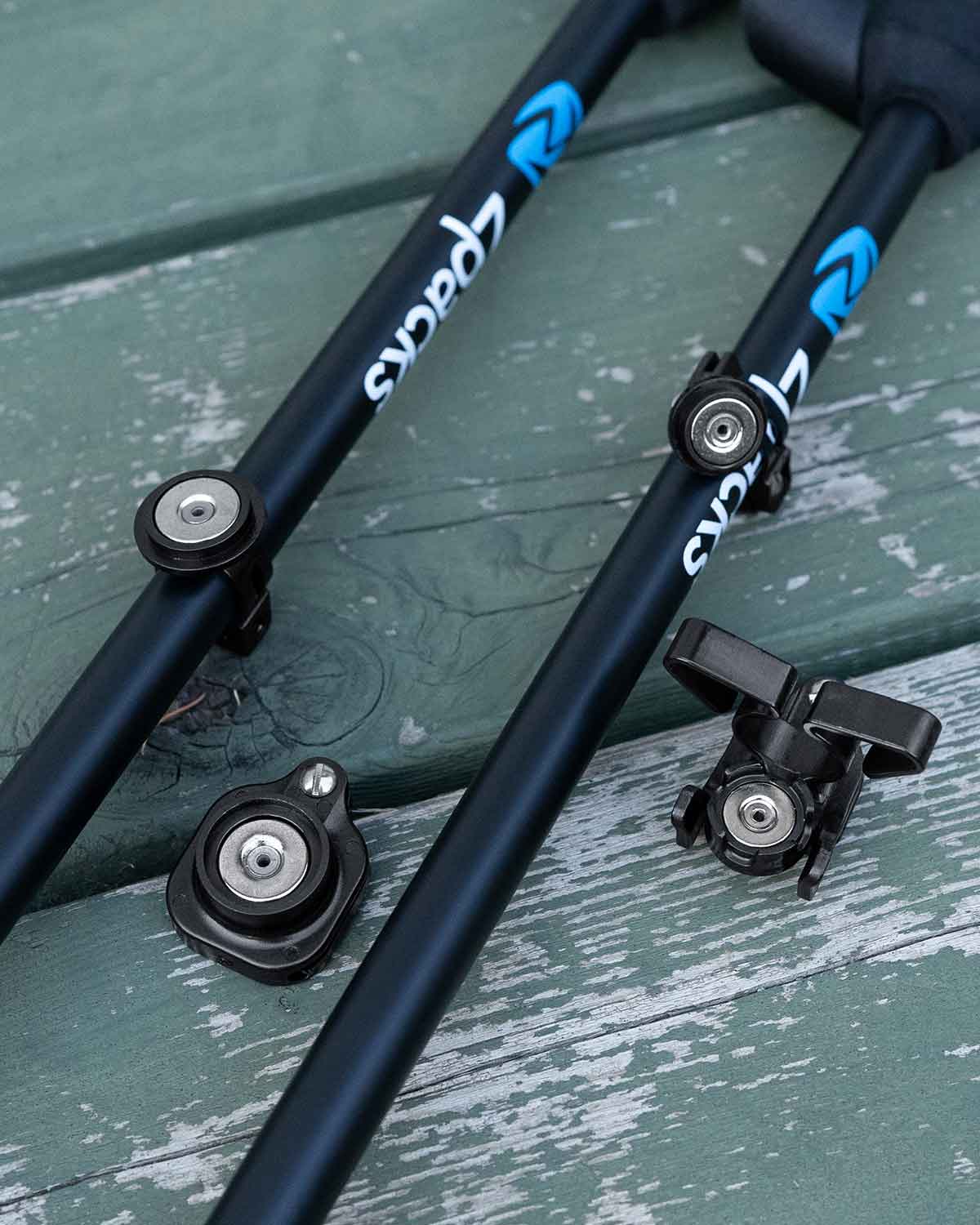 Spuds Adventure Gear Stick Stashers｜トレッキングポールに取り付けられたStick StashersとV2.0モデルの製品イメージ画像