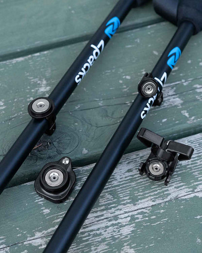 Spuds Adventure Gear Stick Stashers｜トレッキングポールに取り付けられたStick StashersとV2.0モデルの製品イメージ画像