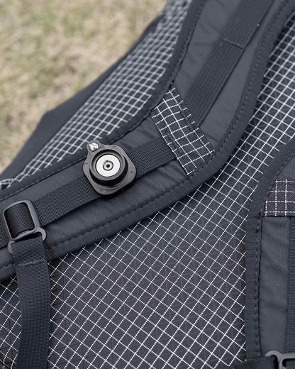 Spuds Adventure Gear Stick Stashers｜ショルダーハーネスのデイジーチェーンに取り付けた状態