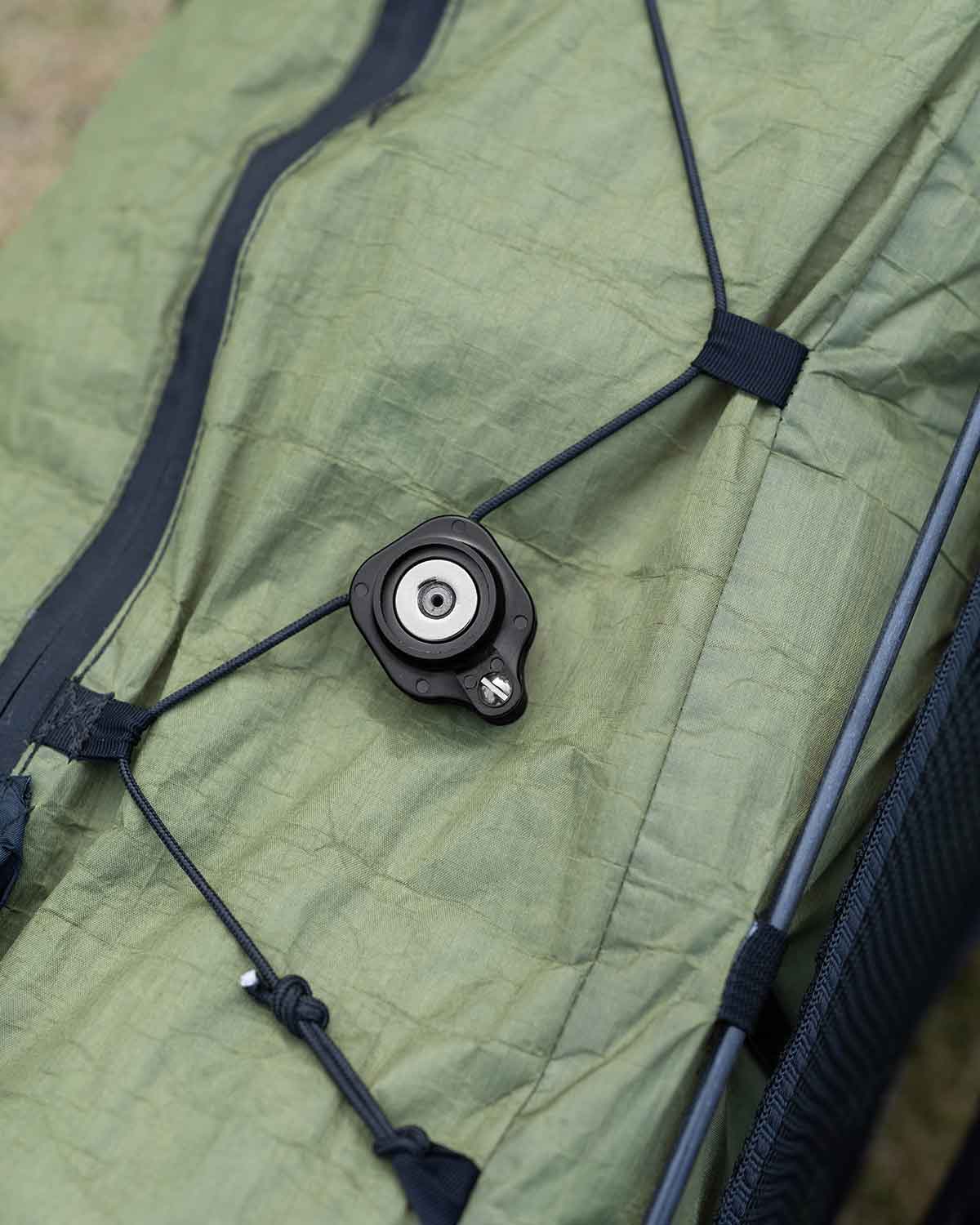 Spuds Adventure Gear Stick Stashers｜ULバックパックの細いコンプレッションコードに取り付けた状態