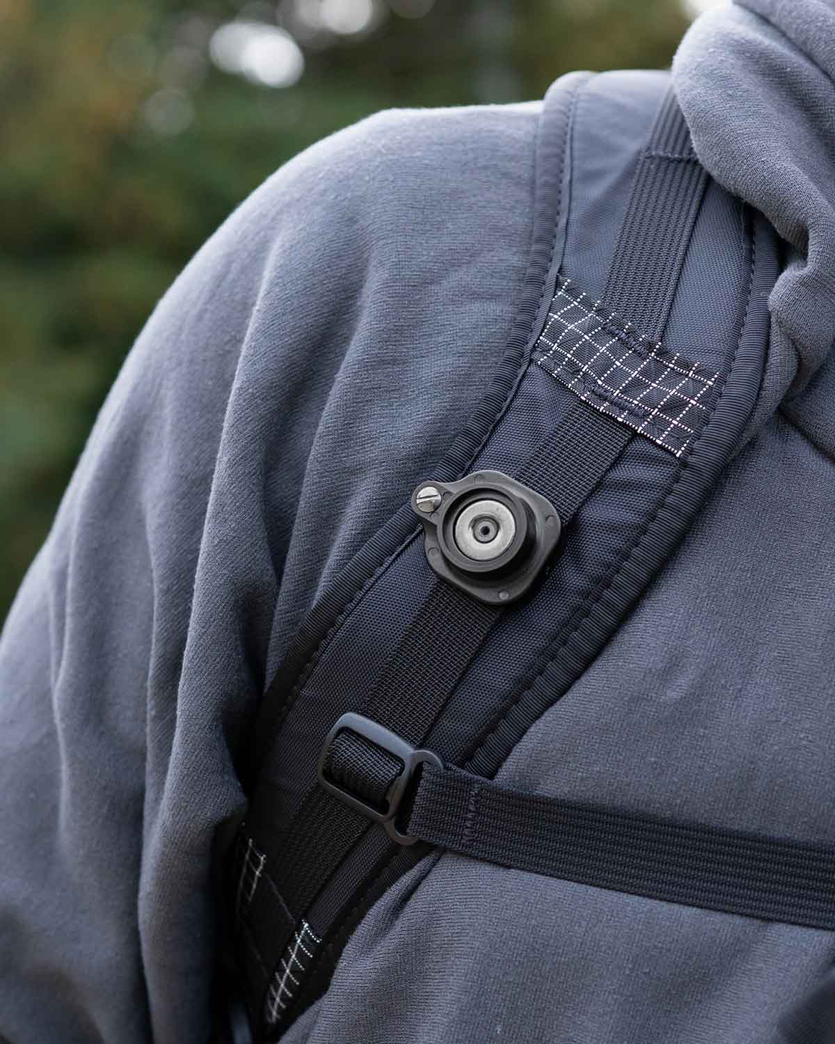 Spuds Adventure Gear Stick Stashers｜ショルダーハーネスのデイジーチェーンに取り付けた使用イメージ