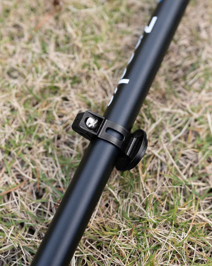 Spuds Adventure Gear Stick Stashers｜トレッキングポールに装着したディテール画像