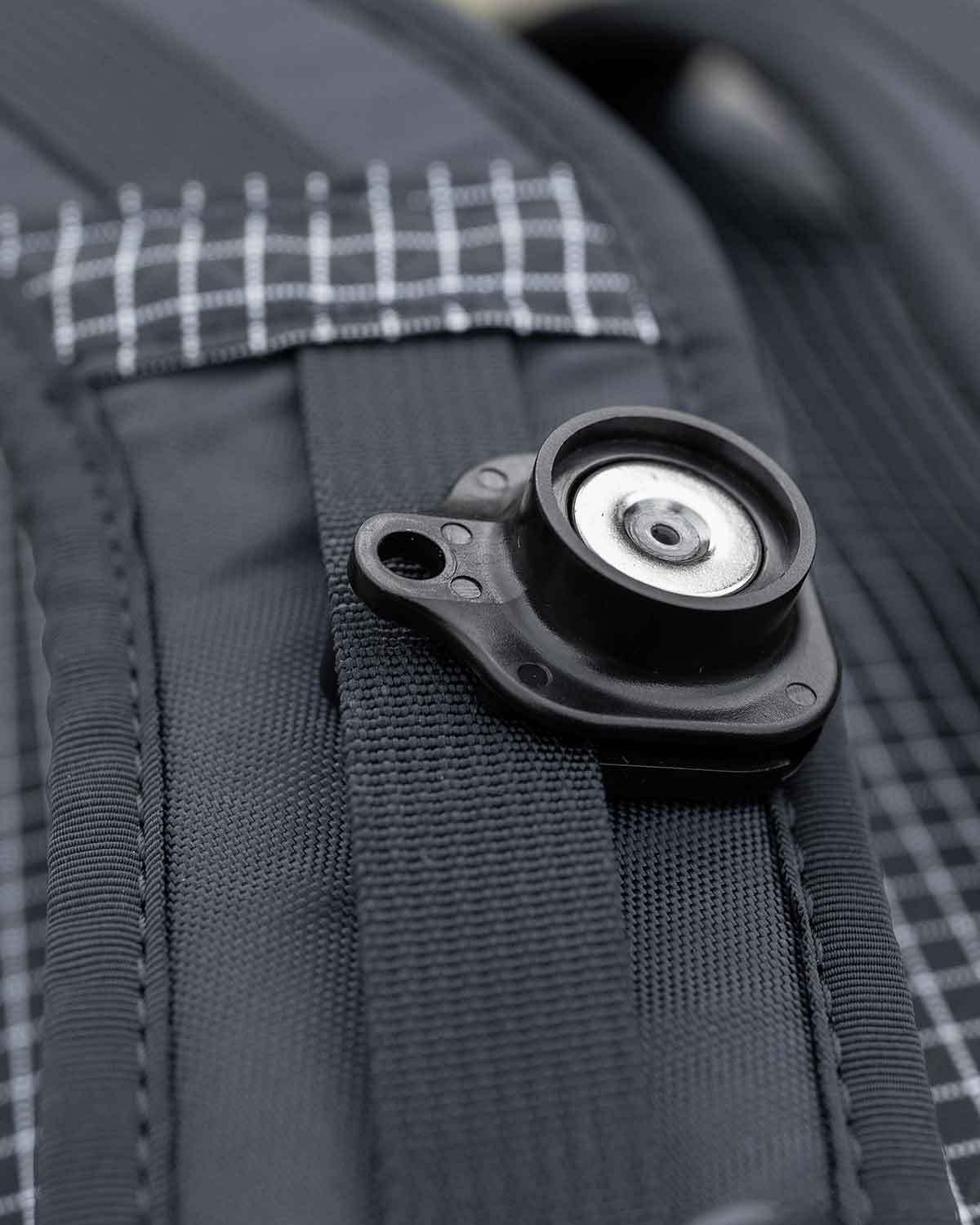 Spuds Adventure Gear Stick Stashers｜ストラップに挟んで取り付けている状態の画像