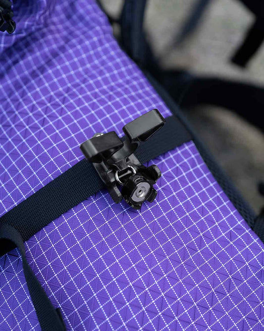 Spuds Adventure Gear Stick Stashers V2.0｜バックパックのサイドコンプレッションストラップに取り付けた使用イメージ