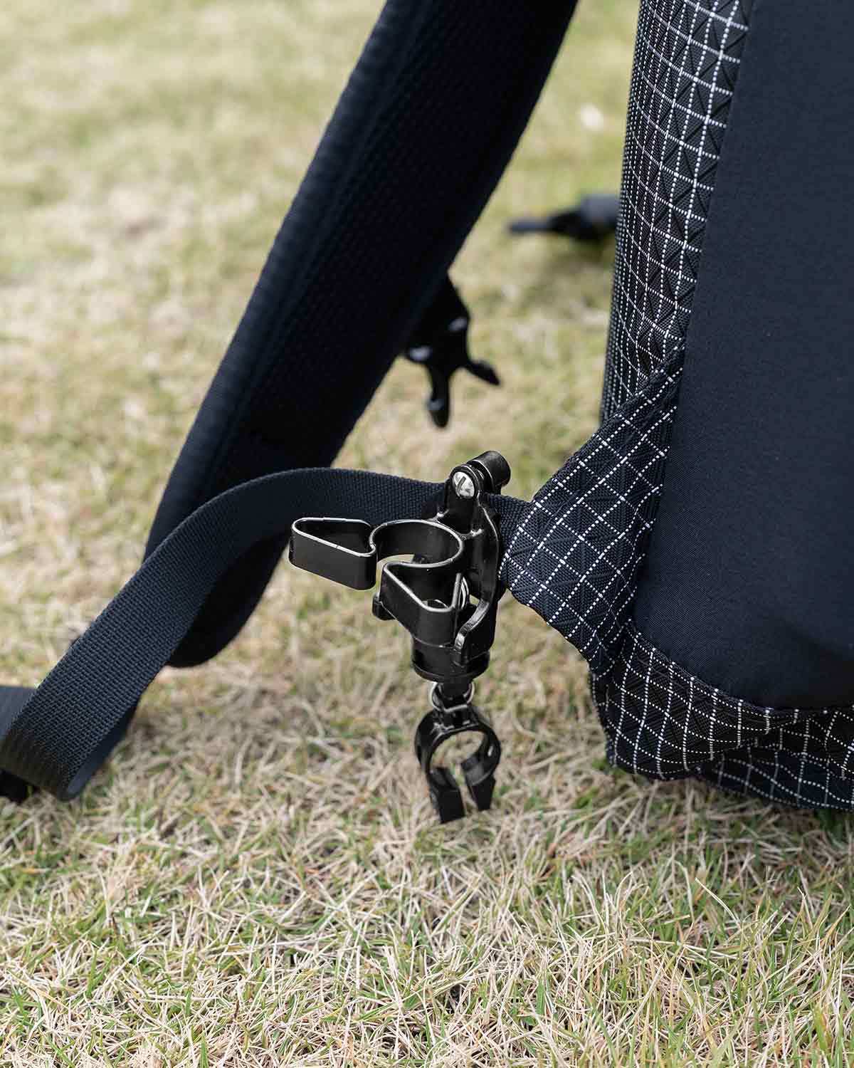 Spuds Adventure Gear Stick Stashers V2.0｜ウエストベルトの付いていないバックパックへの取り付けイメージ