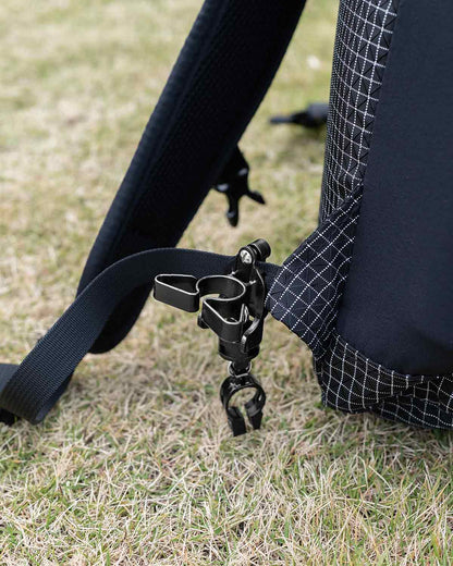 Spuds Adventure Gear Stick Stashers V2.0｜ウエストベルトの付いていないバックパックへの取り付けイメージ