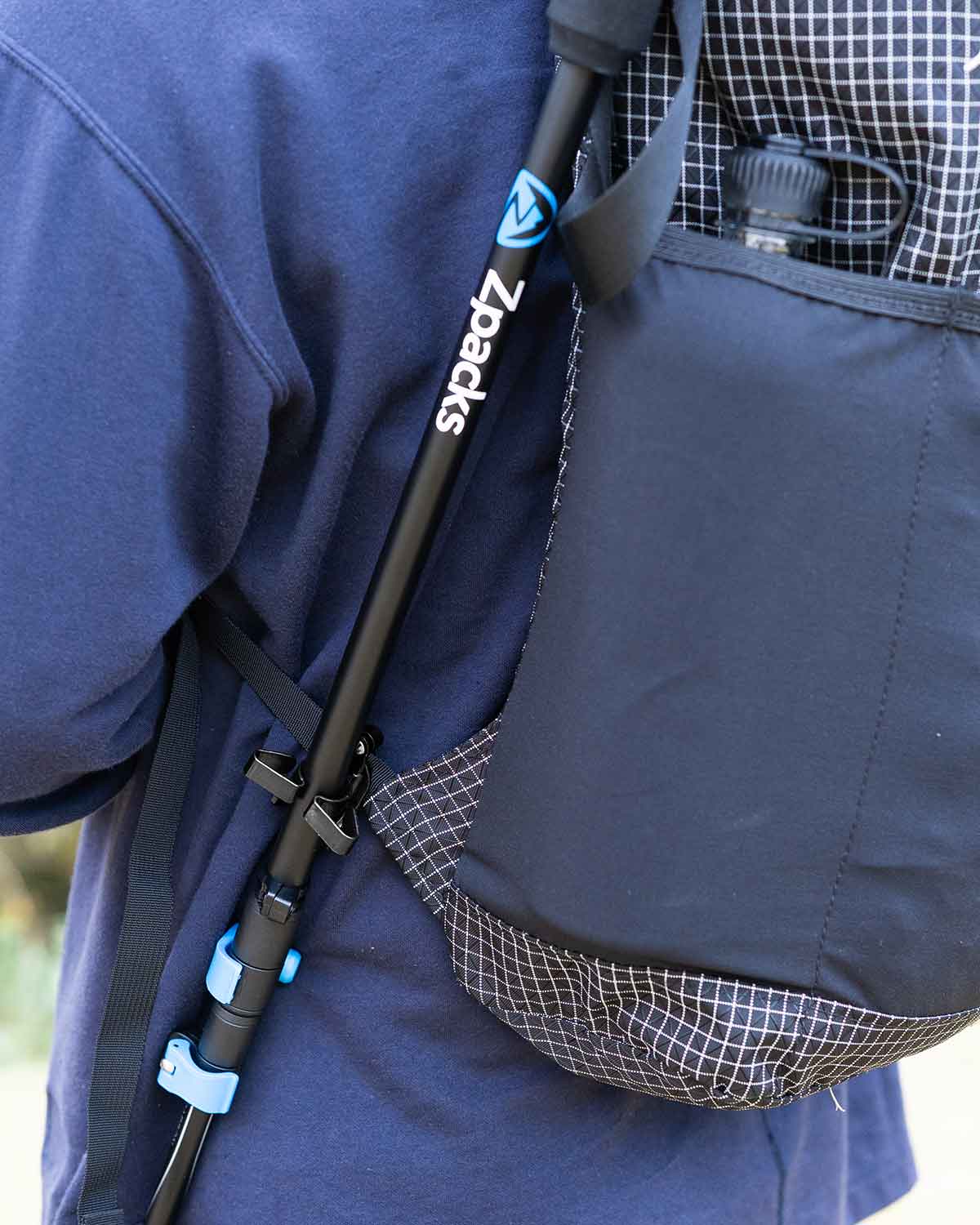 Spuds Adventure Gear Stick Stashers V2.0｜ウエストベルトの付いていないバックパックに取り付け、トレッキングポールを装着した使用イメージ