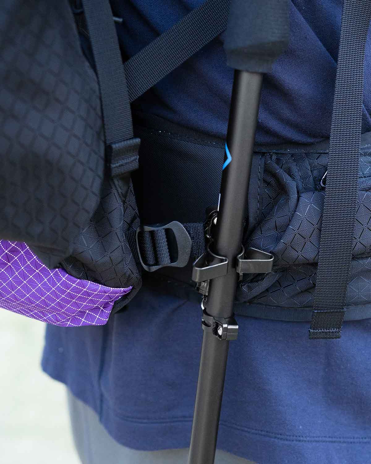 Spuds Adventure Gear Stick Stashers V2.0｜トレッキングポールを収納した使用イメージ（ウエストベルトに取り付けた状態）