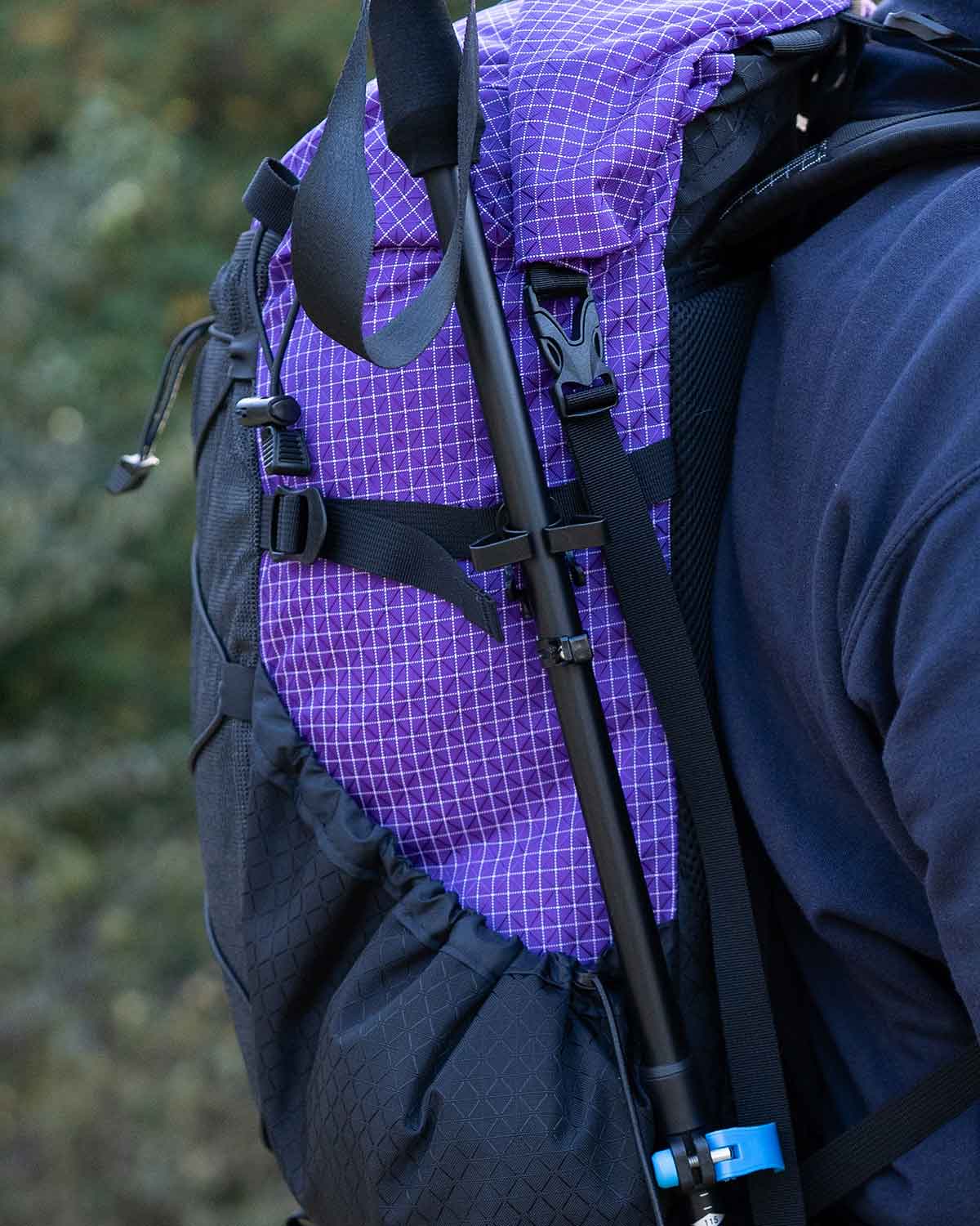 Spuds Adventure Gear Stick Stashers V2.0｜トレッキングポールを収納した使用イメージ（バックパックのサイドコンプレッションストラップに取り付け）