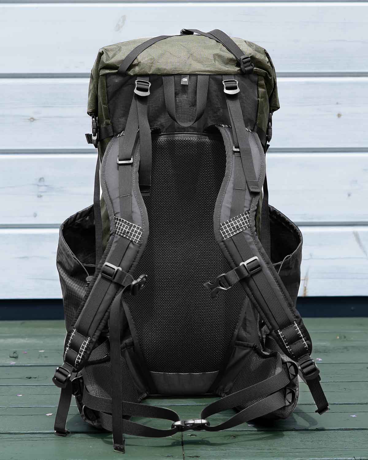 ULA Equipment Circuit｜25周年 Green Ultra 400Xモデル 背面パネルとショルダーストラップ