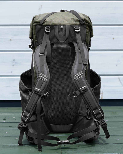 ULA Equipment Circuit｜25周年 Green Ultra 400Xモデル 背面パネルとショルダーストラップ