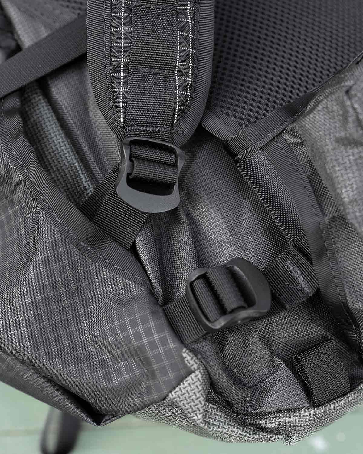 ULA Equipment Circuit｜25周年 Green Ultra 400Xモデル ショルダーハーネス下部の取り付け部