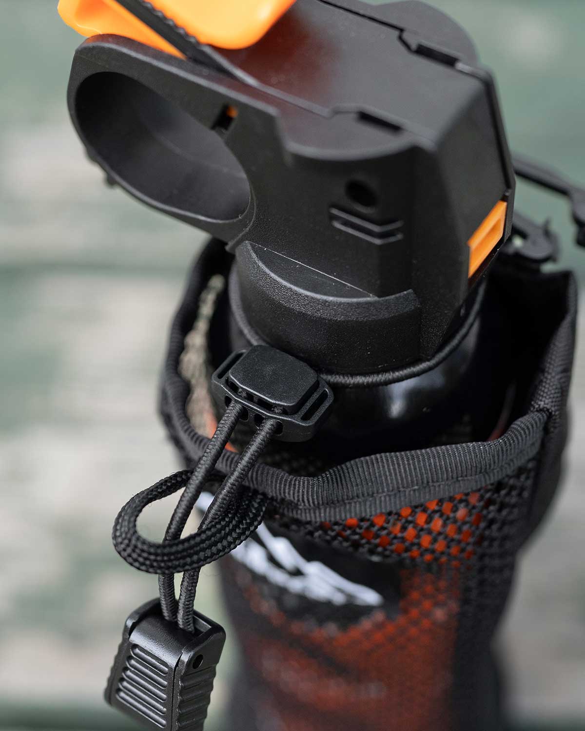 ULA Equipment Deploy｜ディテール画像｜ショックコードでベアスプレーを固定した状態