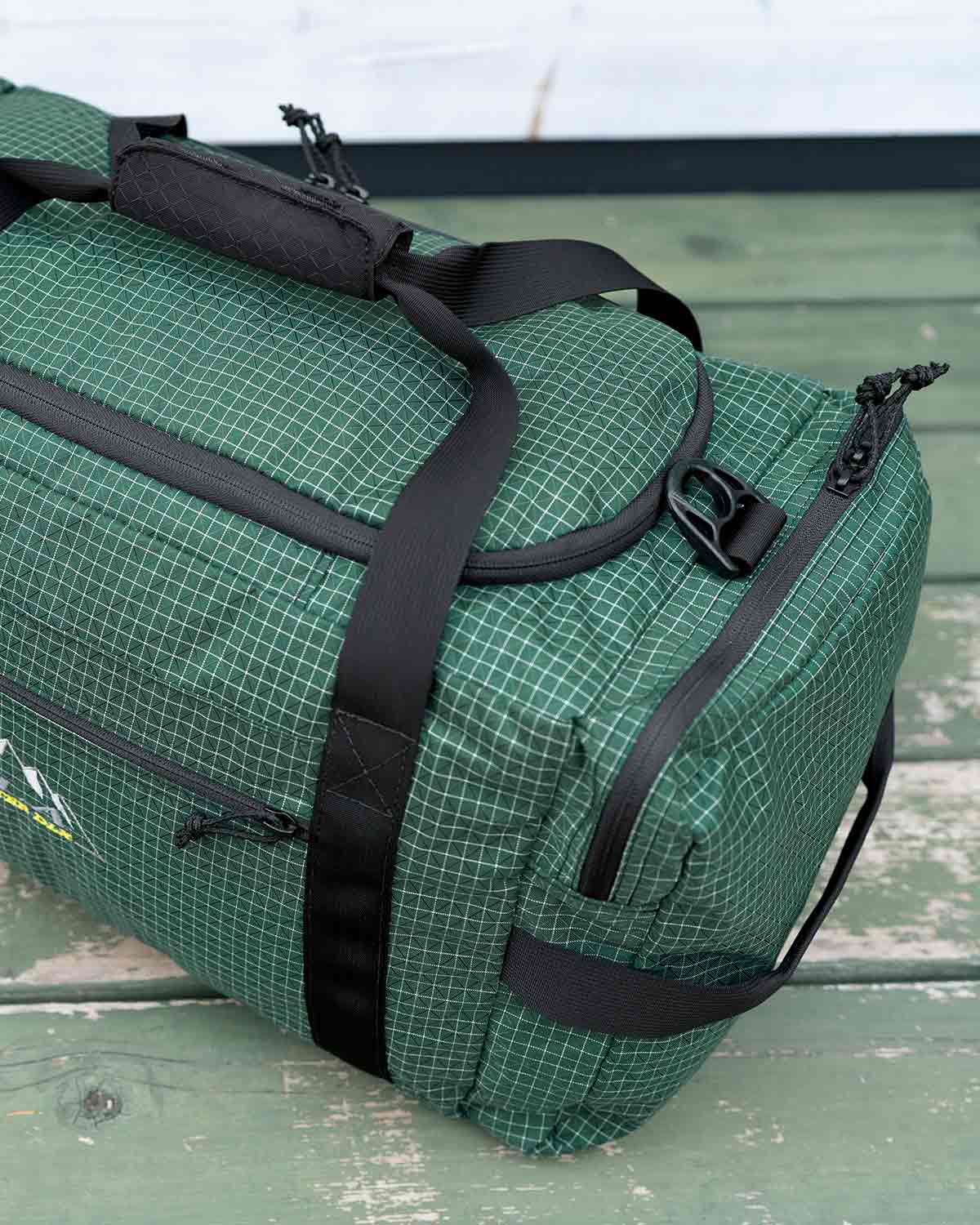 ULA Equipment DLX Duffle Bag｜Brushed Green 45L モデル ディテール画像｜サイドポケット・持ち手・ショルダーストラップ取り付け部分
