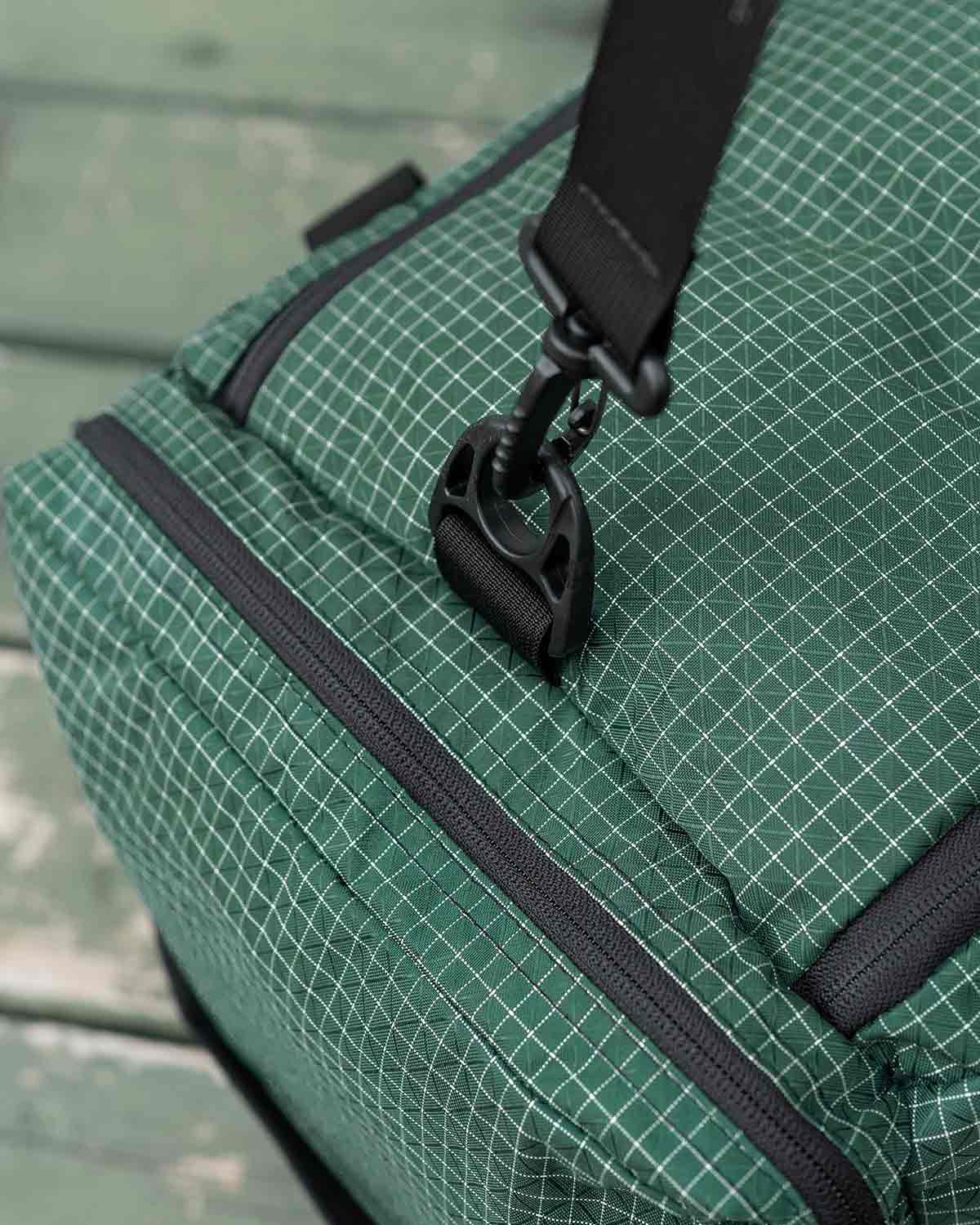 ULA Equipment DLX Duffle Bag｜Brushed Green 45L モデル ディテール画像｜ショルダーストラップ取り付け時の詳細