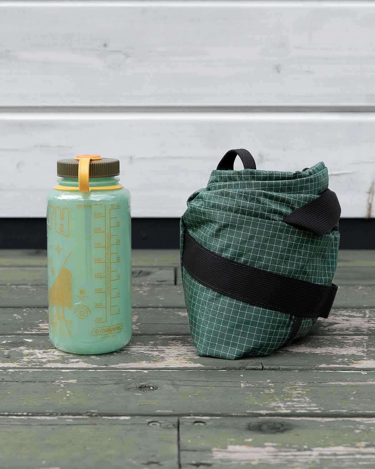 ULA Equipment DLX Duffle Bag｜Brushed Green 45L モデル 折りたたみ時とナルゲンボトル1Lとのサイズ比較（製品画像）