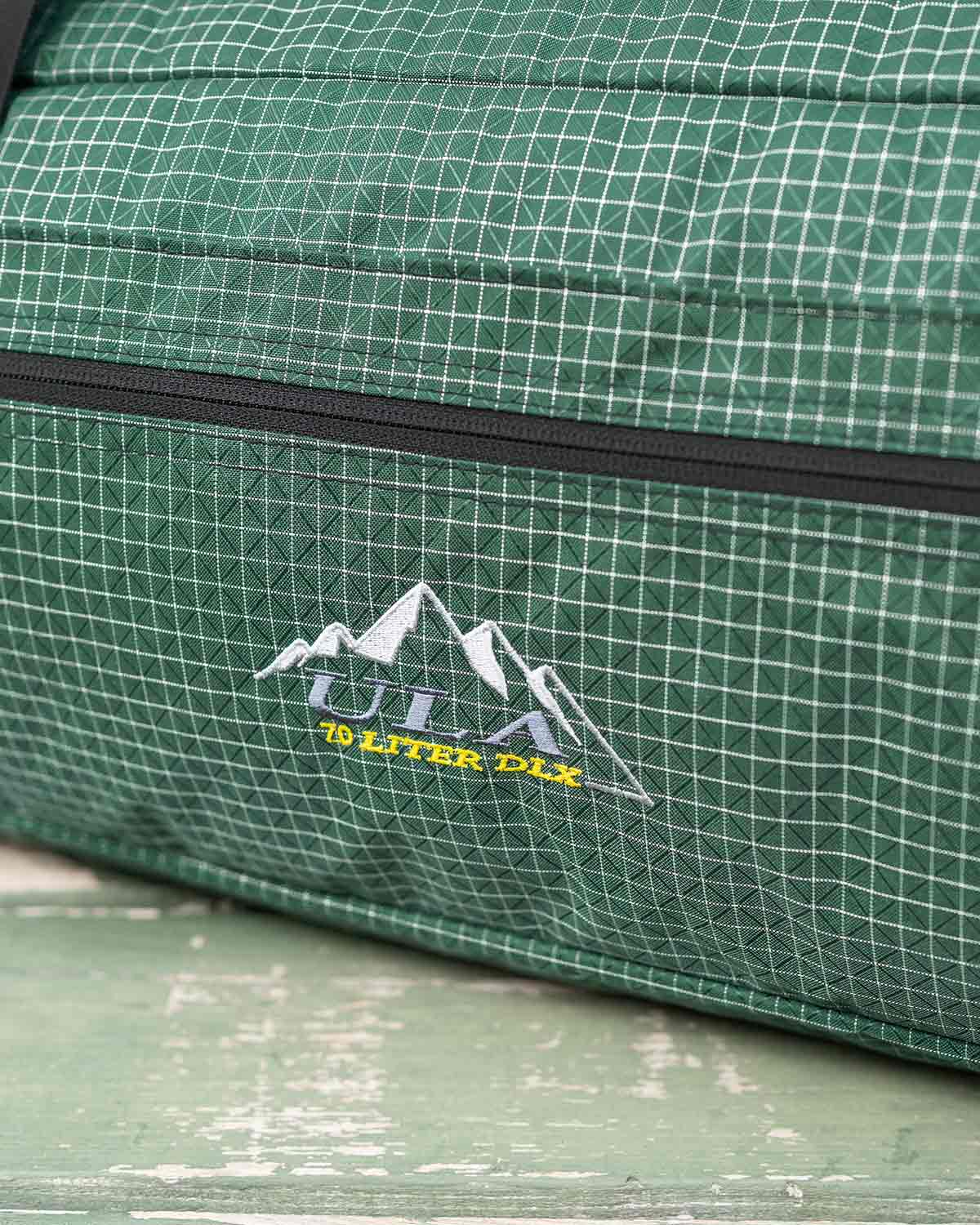ULA Equipment DLX Duffle Bag｜Brushed Green 70L モデル ディテール画像｜刺繍ロゴ