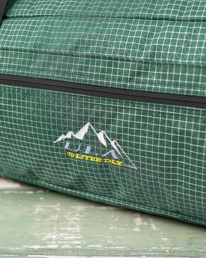 ULA Equipment DLX Duffle Bag｜Brushed Green 70L モデル ディテール画像｜刺繍ロゴ