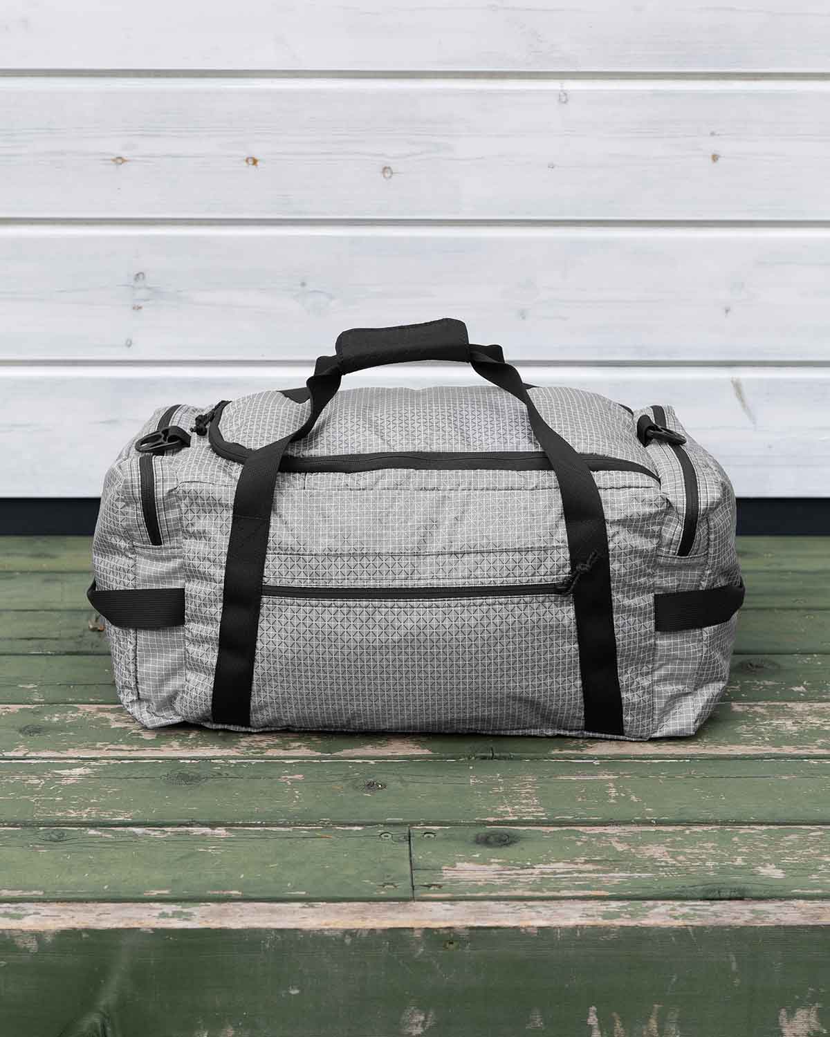 ULA Equipment DLX Duffle Bag｜Grey 45L モデル 背面ビュー（製品画像）