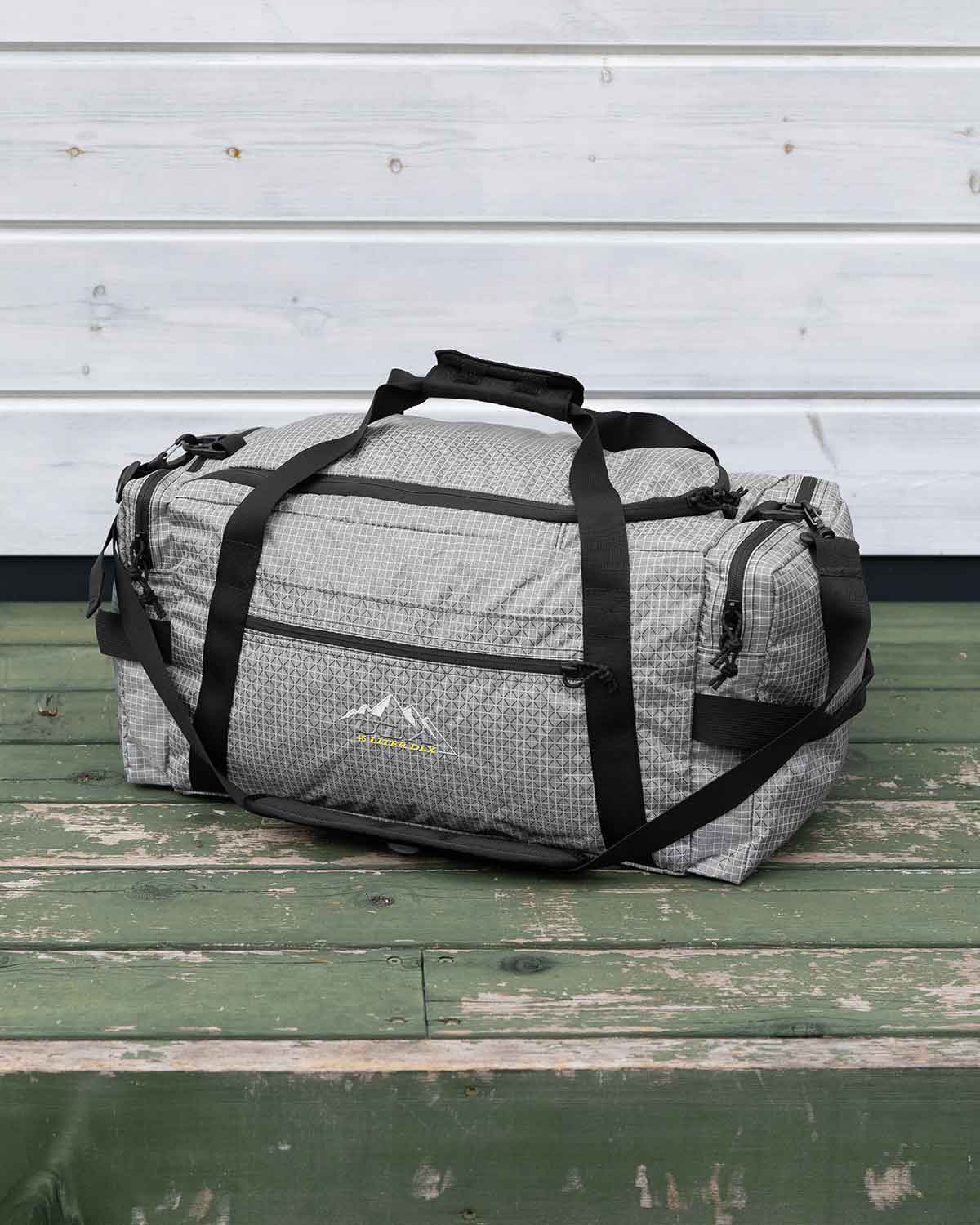ULA Equipment DLX Duffle Bag｜Grey 45L モデル ストラップを取り付けた状態（製品画像）