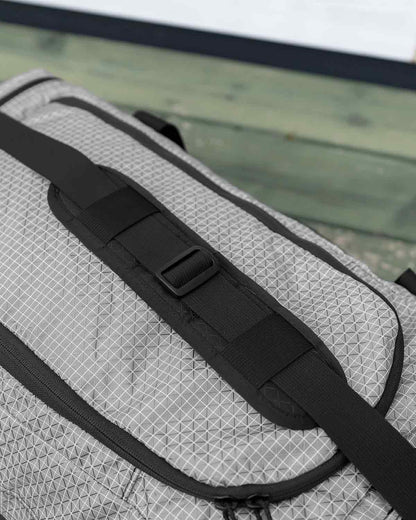 ULA Equipment DLX Duffle Bag｜Grey 45L モデル ディテール画像｜ショルダーストラップ
