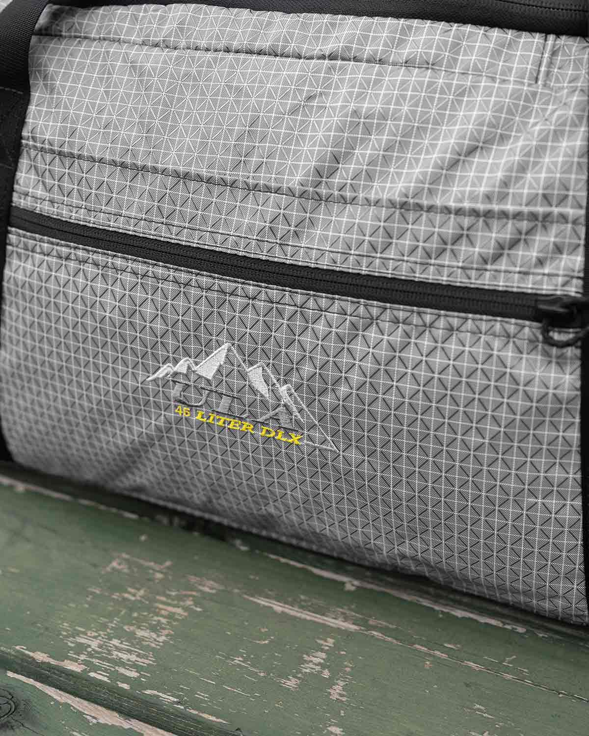 ULA Equipment DLX Duffle Bag｜Grey 45L モデル ディテール画像｜刺繍ロゴ