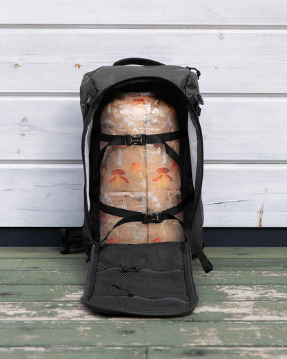 ULA Equipment Dragonfly 30L｜ULTRA 400TX Black モデル 13Lスタッフサックを収納した状態（製品画像）