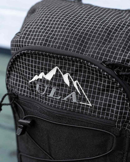 ULA Equipment Dragonfly 36L｜Robic Black モデル ロゴ部分ディテール