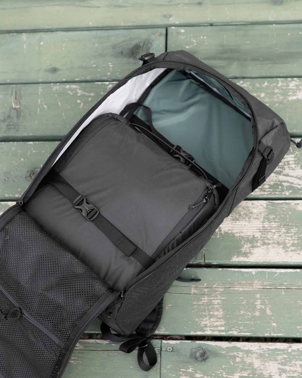 ULA Equipment Dragonfly 36L｜ULTRA 400TX Black モデル インナーケースを収納した状態（製品画像）