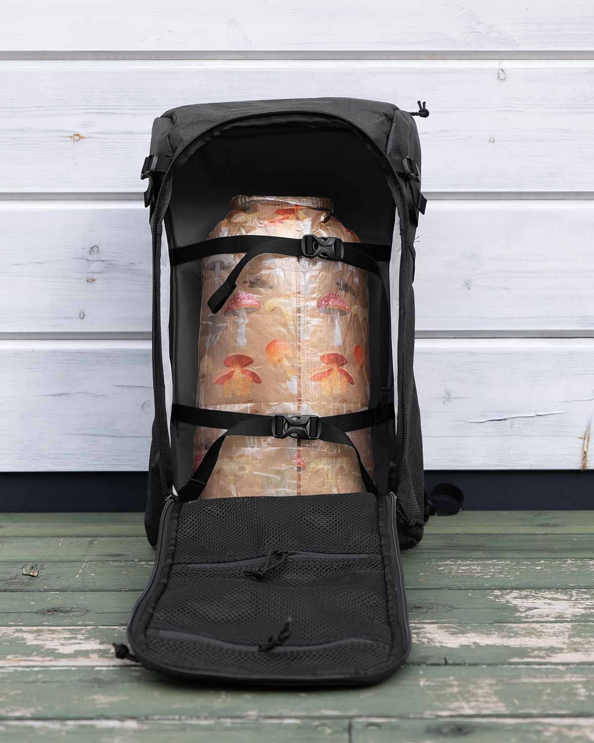 ULA Equipment Dragonfly 36L｜ULTRA 400TX Black モデル 13Lスタッフサックを収納した状態（製品画像）