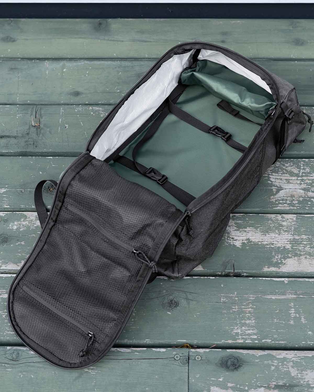 ULA Equipment Dragonfly 36L｜ULTRA 400TX Black モデル フロントジップ全開・バック内部詳細（製品画像）