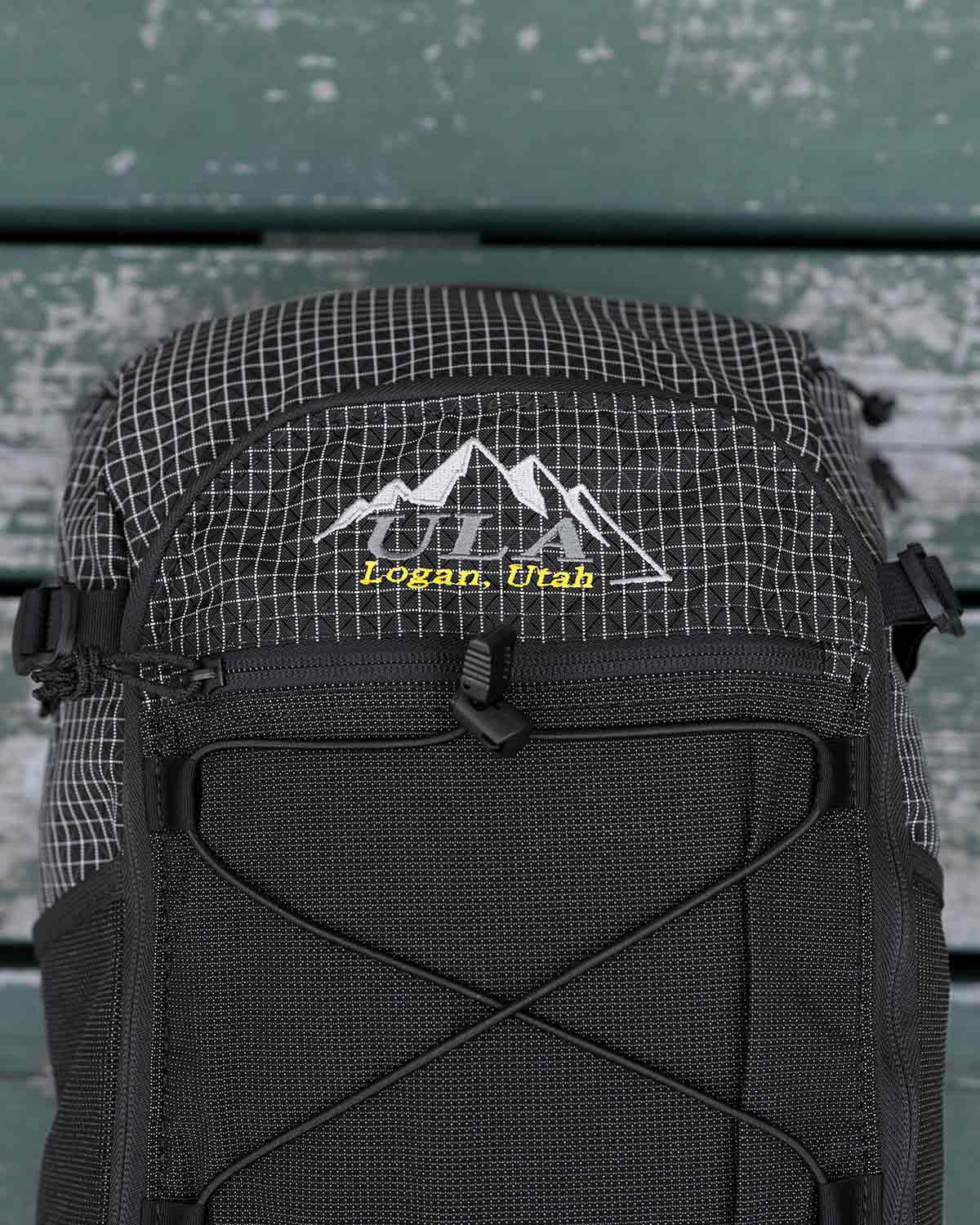 ULA Equipment Dragonfly｜Black Robic モデル（ディテール画像｜刺繍ロゴ）