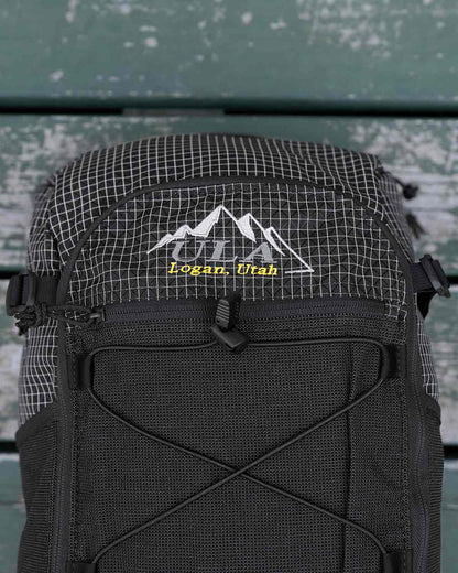 ULA Equipment Dragonfly｜Black Robic モデル（ディテール画像｜刺繍ロゴ）