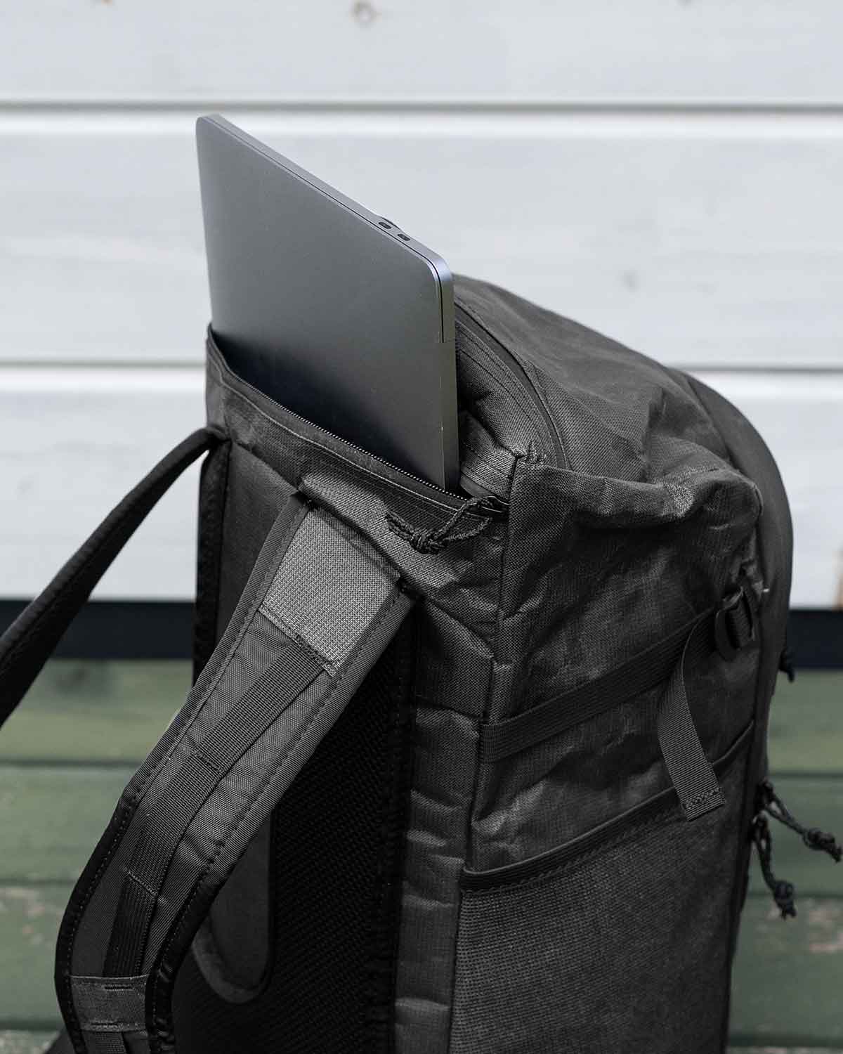 ULA DRAGONFLY｜ULTRA 400TX Black モデル PCスリーブにノートPCを収納した状態（製品画像）