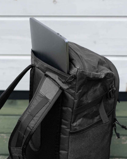 ULA DRAGONFLY｜ULTRA 400TX Black モデル PCスリーブにノートPCを収納した状態（製品画像）