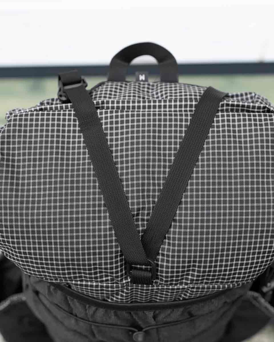 ULA Equipment Nexus｜ディテール画像 トップのYストラップ（Black Beauty／UltraGrid）