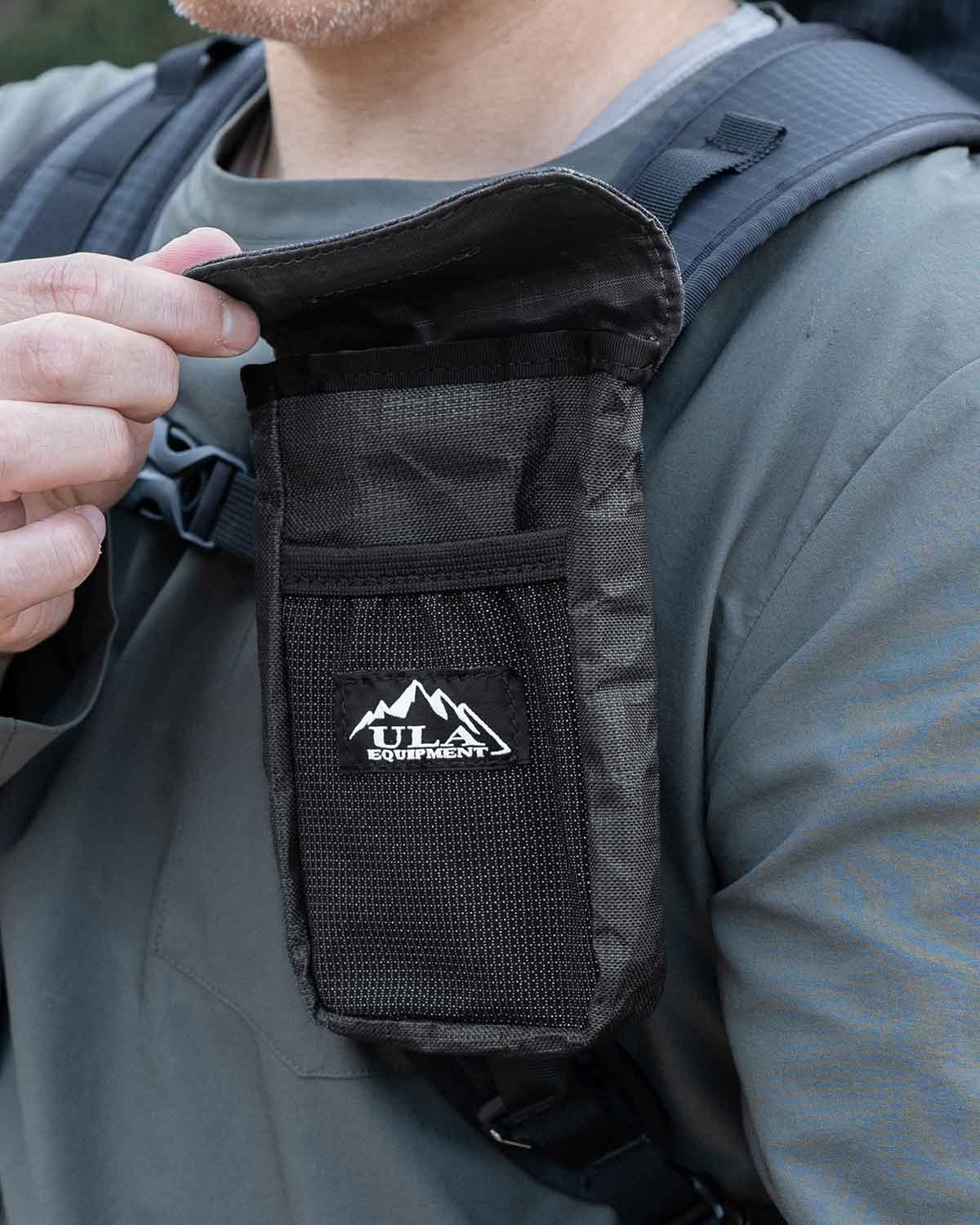ULA Equipment Polarity Magnetic Pocket｜Ultra 200X Black ショルダーストラップ装着時の使用イメージ（フラップを開いた状態）