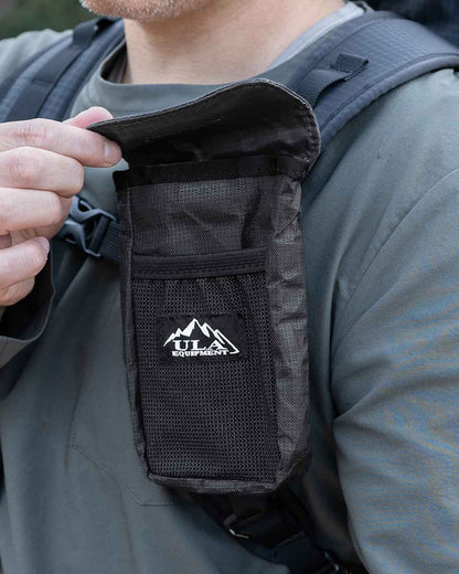 ULA Equipment Polarity Magnetic Pocket｜Ultra 200X Black ショルダーストラップ装着時の使用イメージ（フラップを開いた状態）