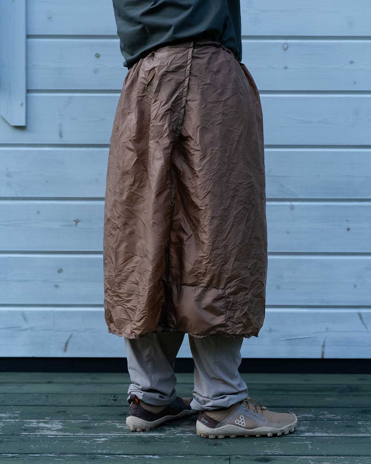 ULA Equipment Rain Kilt｜製品画像（Brown・着用時・背面）
