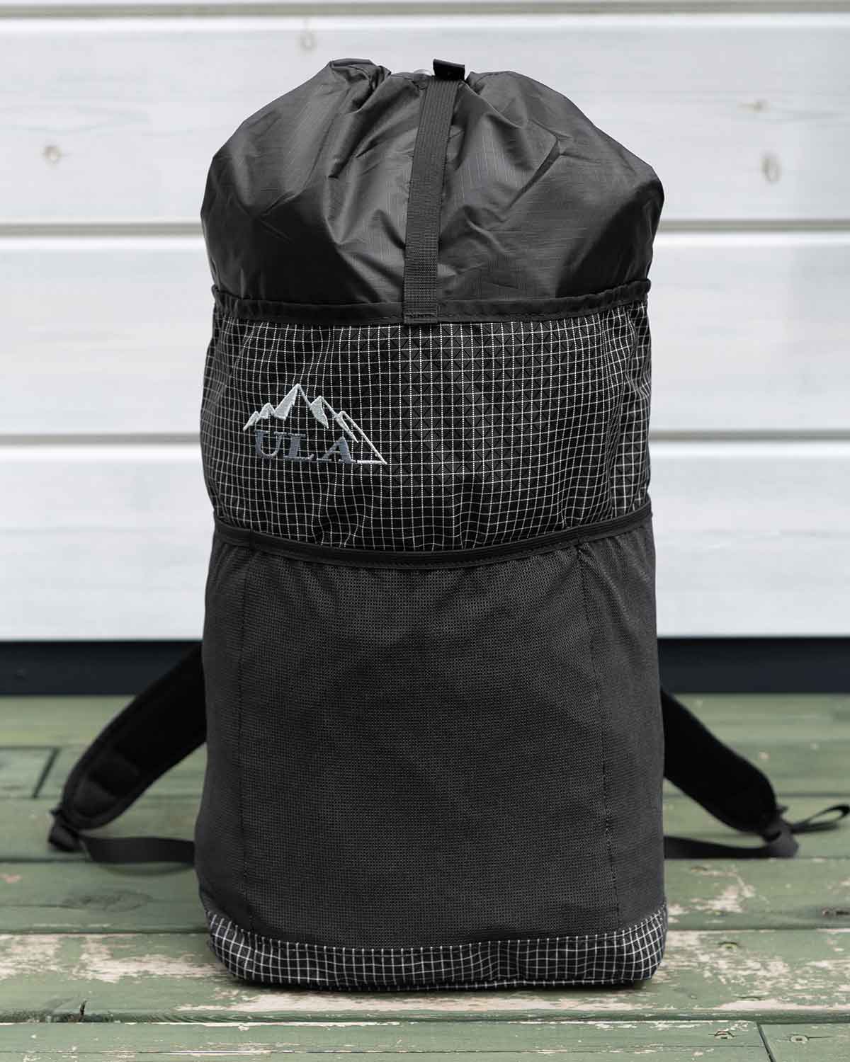 ULA Equipment Robic Packrat（ロビック・パックラット） Black｜製品画像 エクステンションカラーを使用して荷物を詰めた状態