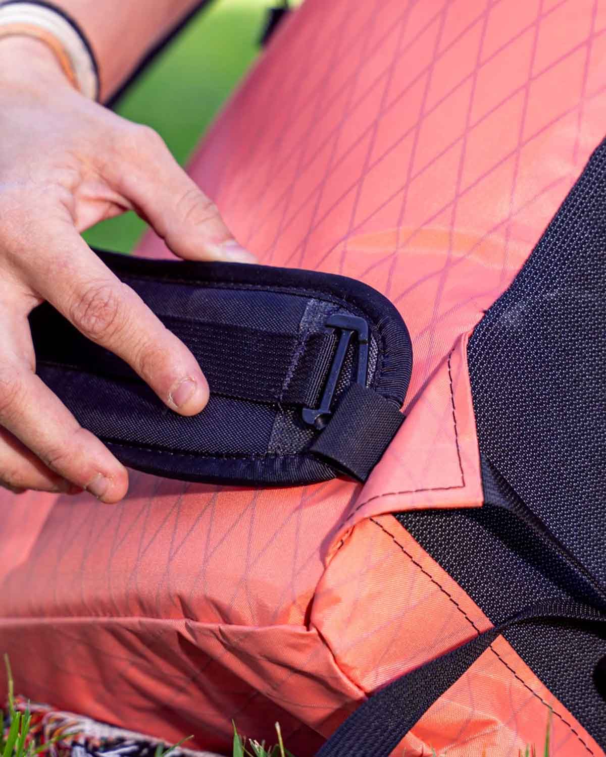 ULA Equipment Ultra Packrat｜詳細画像（公式）ヒップベルト取り付けの様子