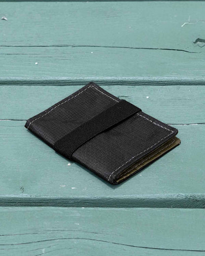 ULA Equipment Wasatch Wallet｜折りたたんでエラスティックバンドを着けた状態（Army Olive）
