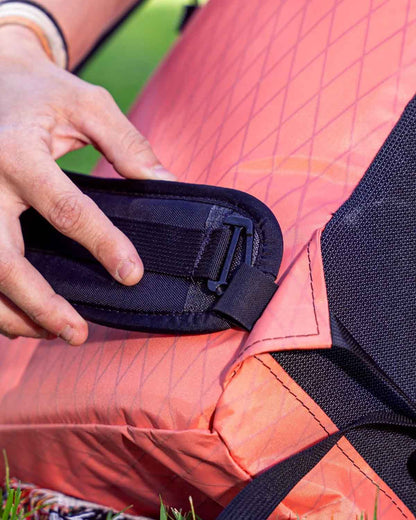 ULA Equipment X-Pac Packrat｜ディテール画像（公式／ヒップベルト取り付けの様子）